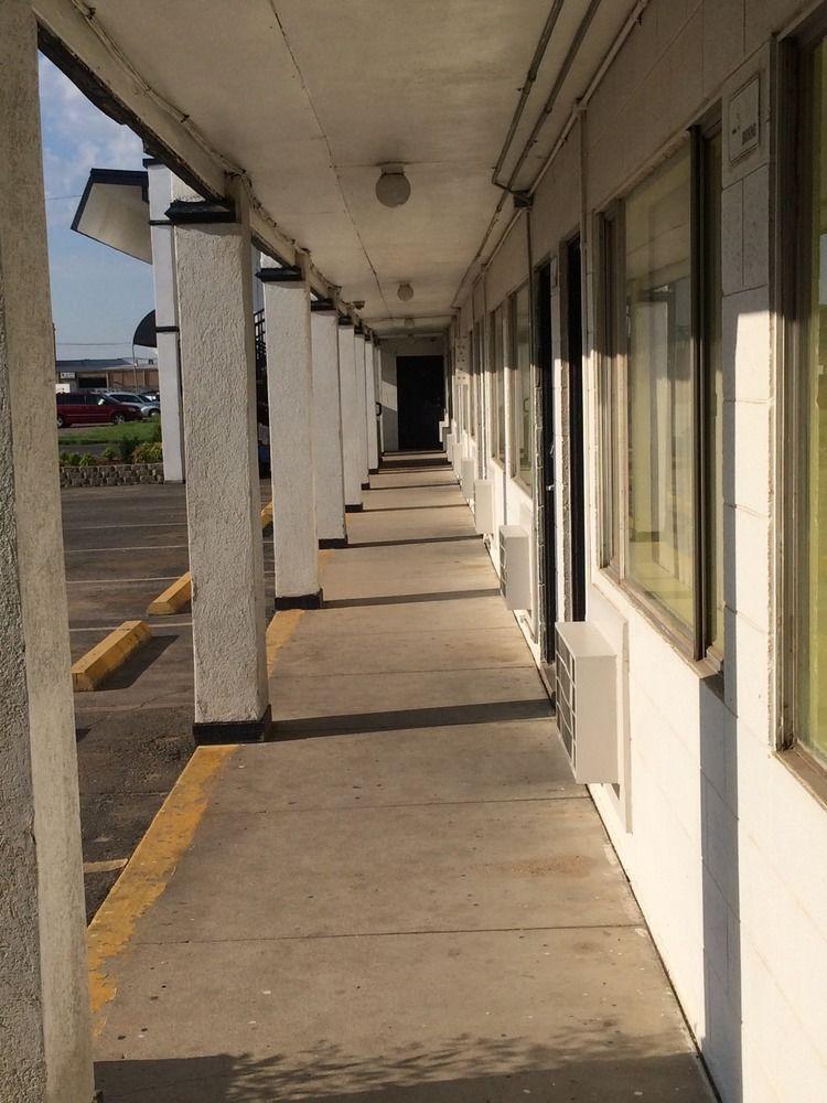 Hutchinson Inn Exterior photo