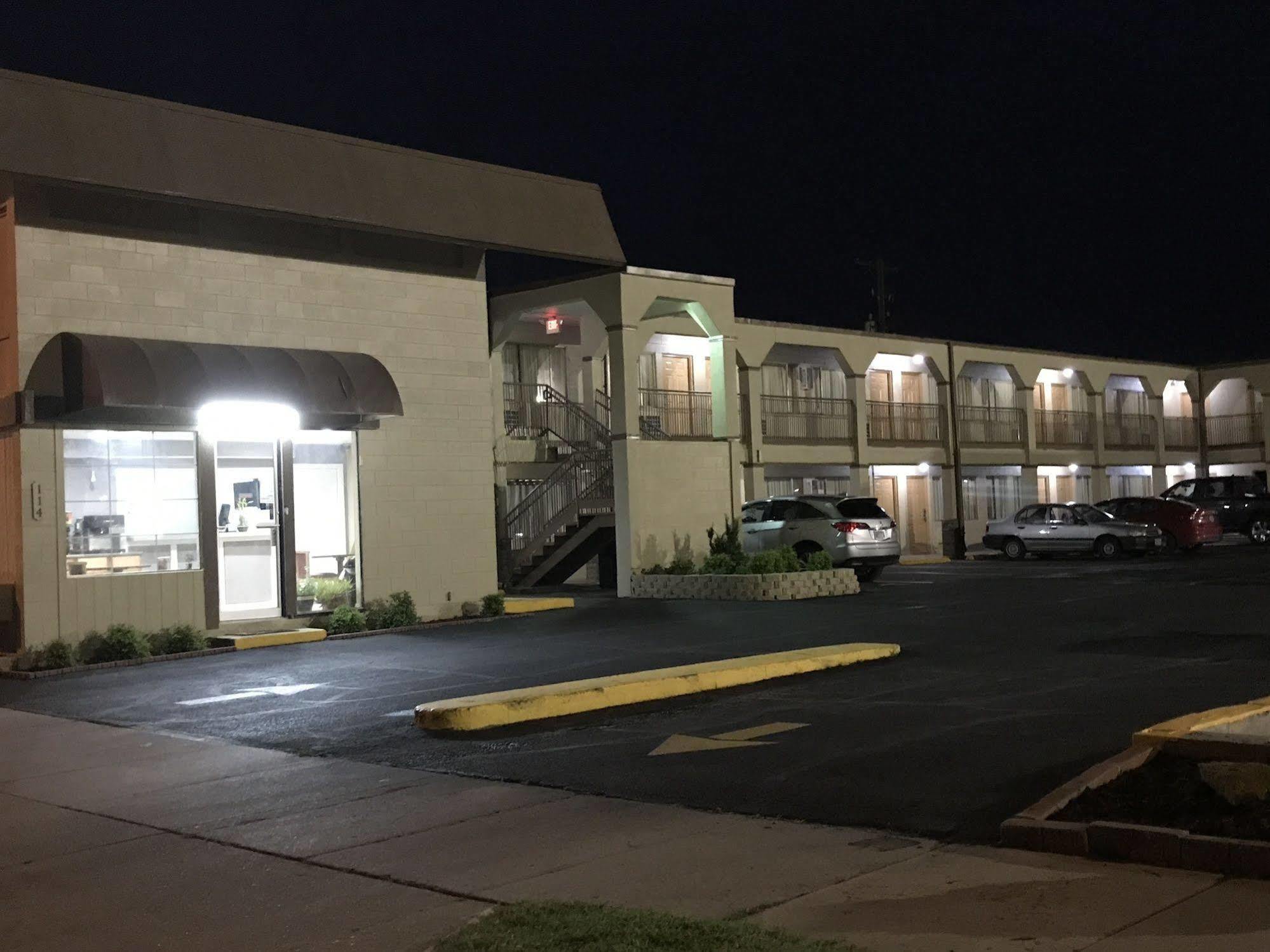 Hutchinson Inn Exterior photo