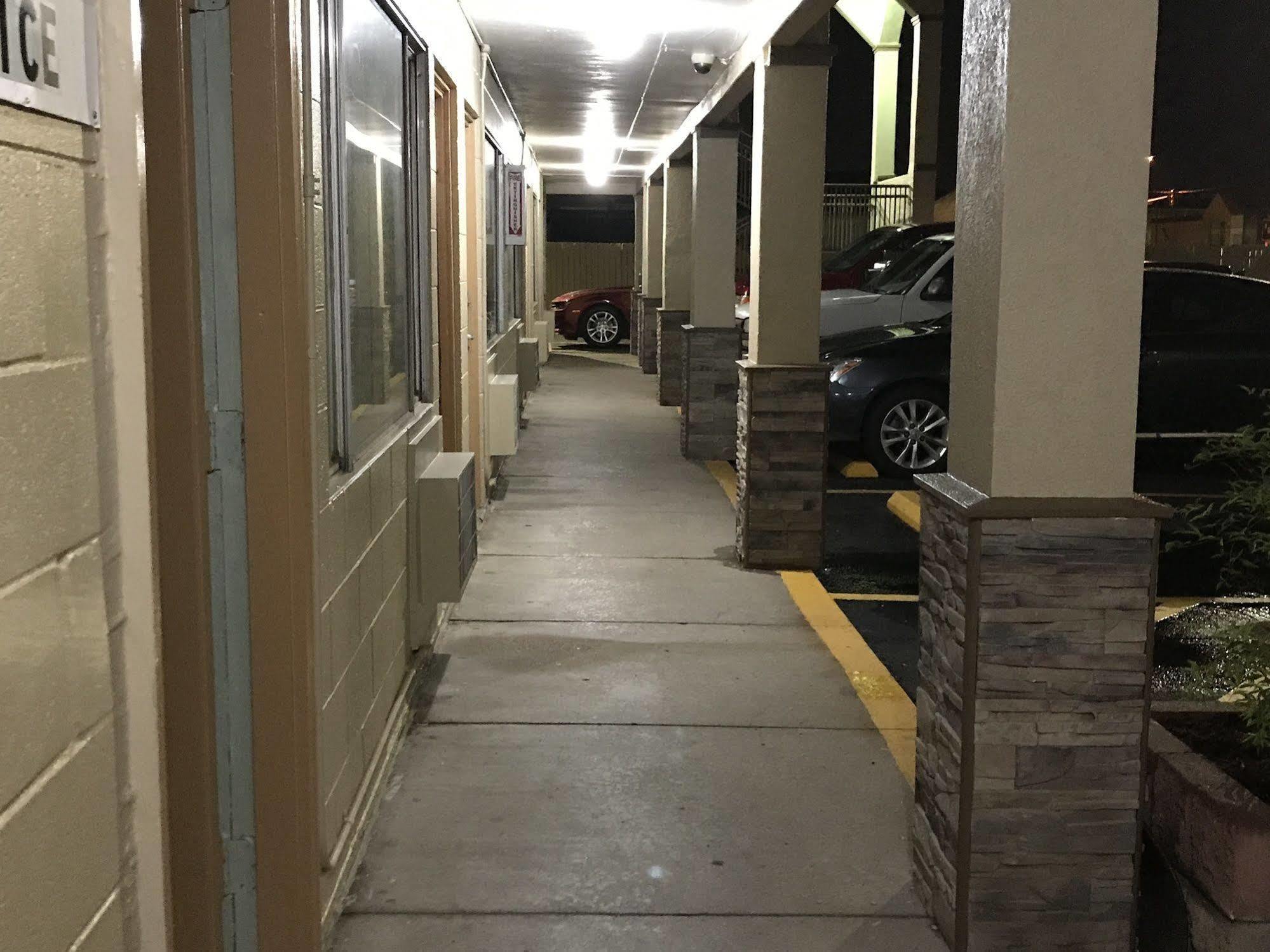 Hutchinson Inn Exterior photo