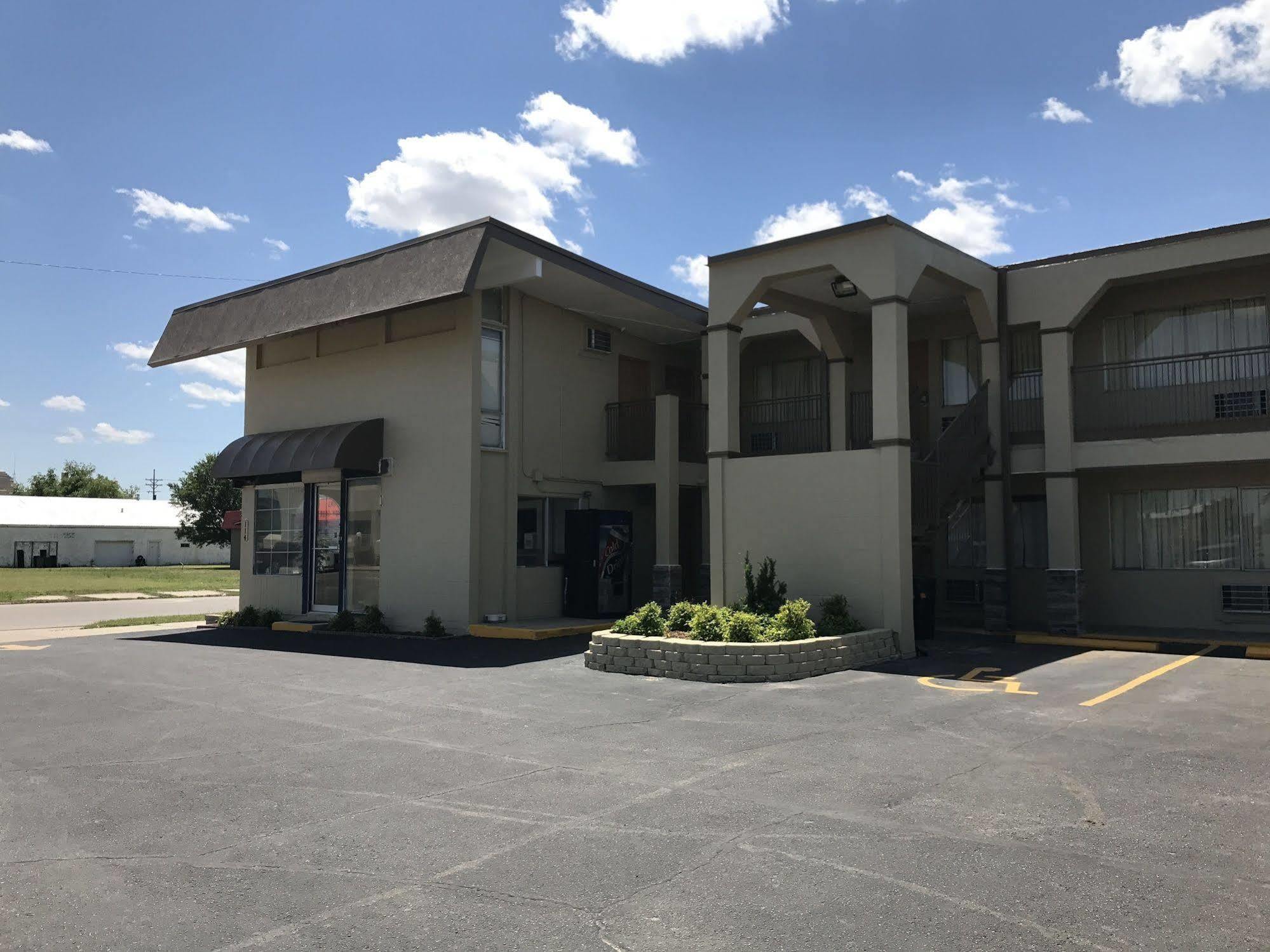 Hutchinson Inn Exterior photo