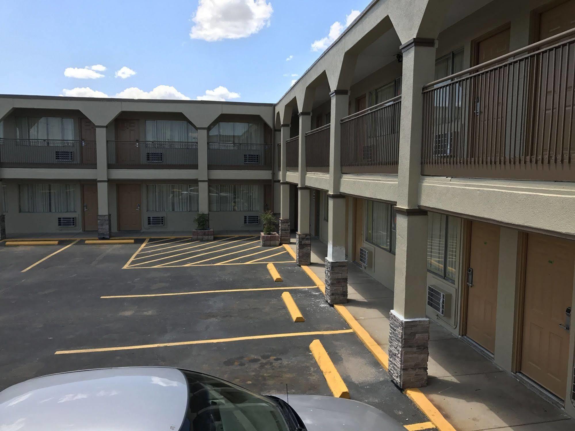Hutchinson Inn Exterior photo