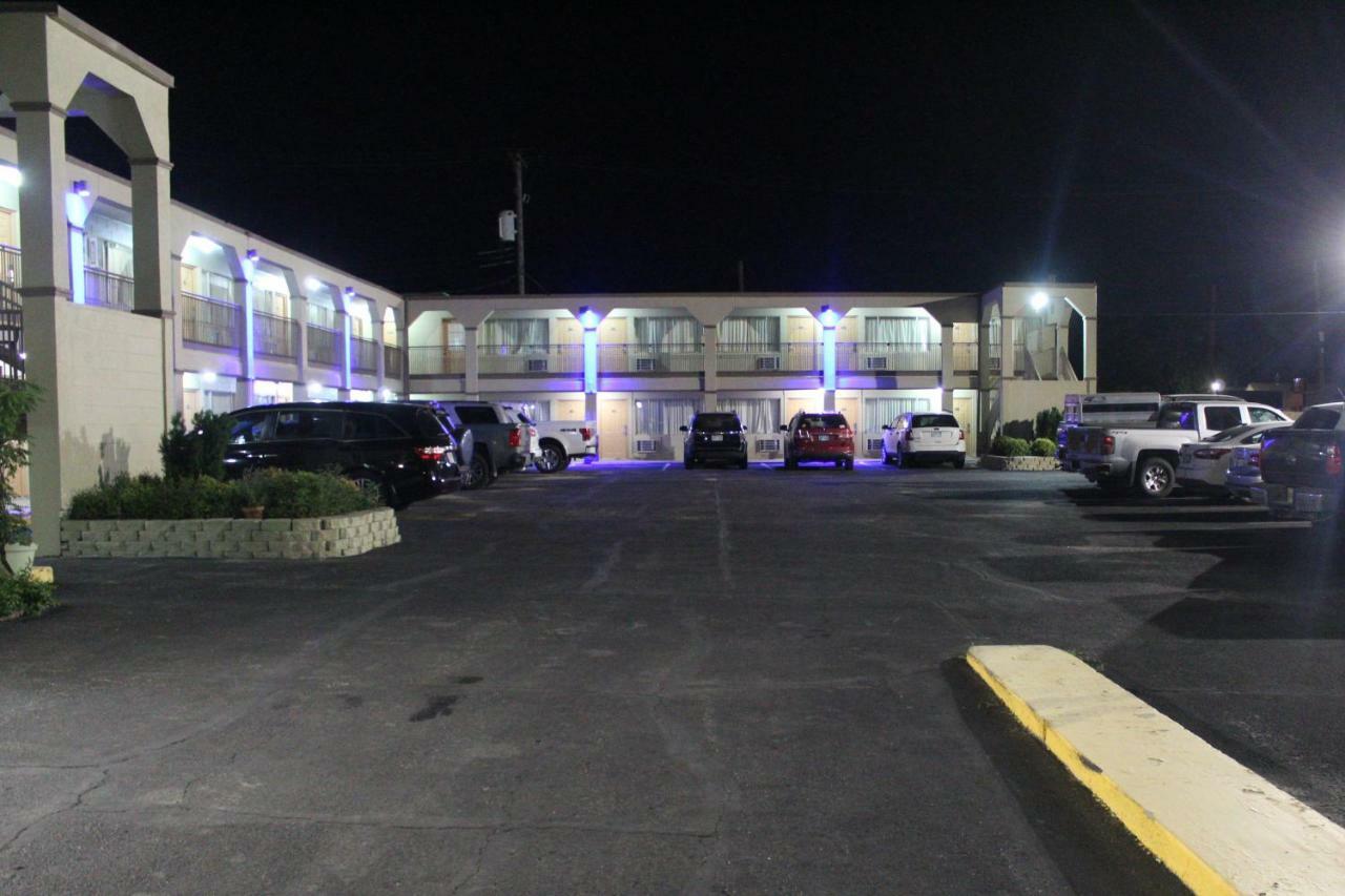 Hutchinson Inn Exterior photo